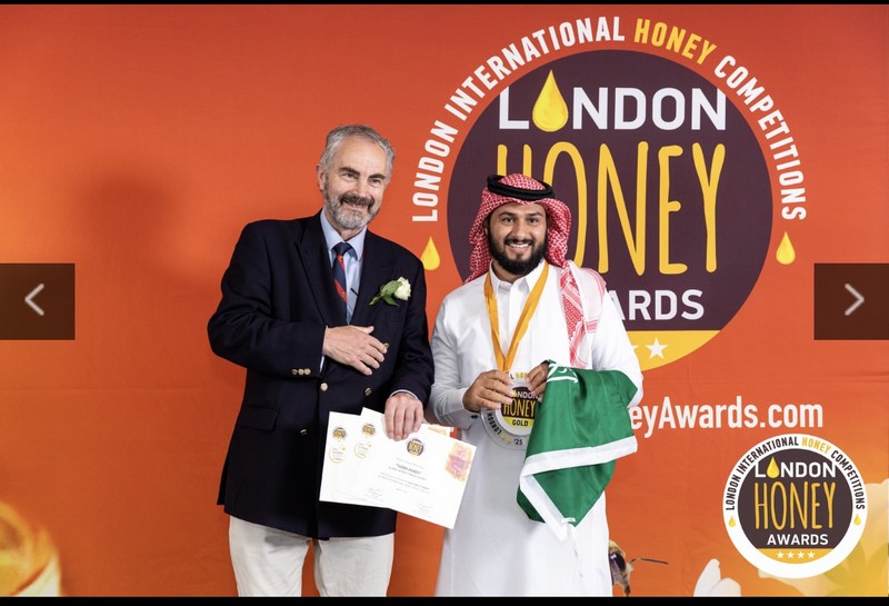  النحال نايف سعيد الغامدي | مناحل مختلف ألوانه النموذجية – أول