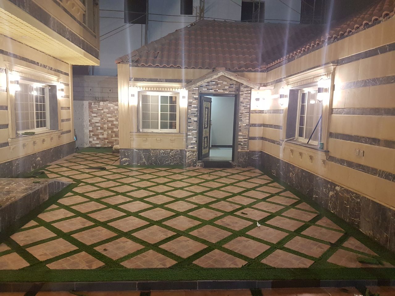 عشب صناعي واراضي مطاطية في جميع انحاء المملكة 