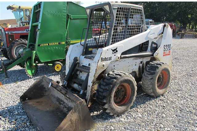 IT# 614-2005 Bobcat S220 Skid Steer Loader with OROPS 