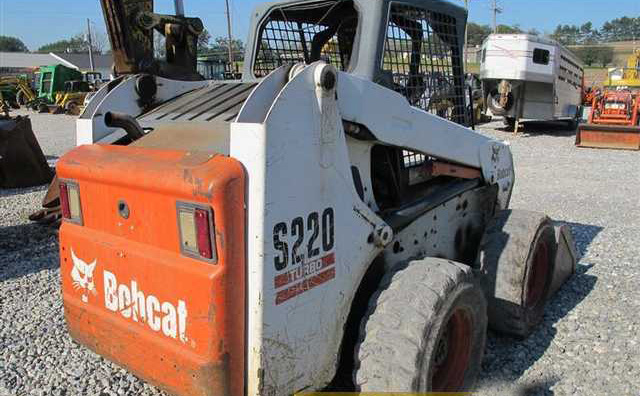 IT# 614-2005 Bobcat S220 Skid Steer Loader with OROPS 